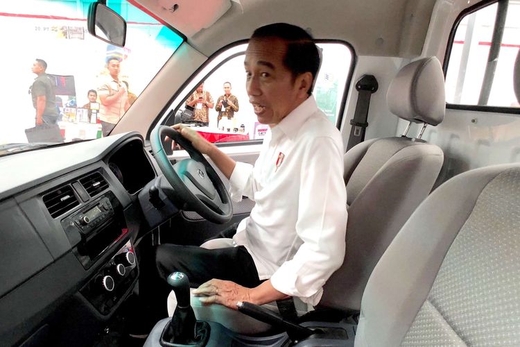 Presiden Joko Widodo menaiki salah satu produk mobil yang diluncurkan bersamaan dengan peresmian pabrik mobil Esemka milik PT Solo Manufaktur Kreasi, di Sambi-Boyolali, Jawa Tengah, Jumat (6/9/2019) siang.