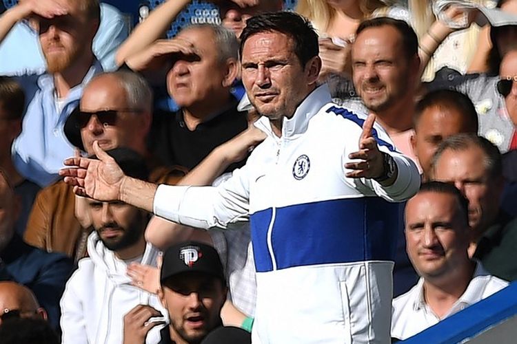 Frank Lampard tengah memberi instruksi kepada anak-anak asuhannya pada pertandingan Chelsea vs Leicester City dalam lanjutan Liga Inggris di Stadion Stamford Bridge, 18 Agustus 2019. 