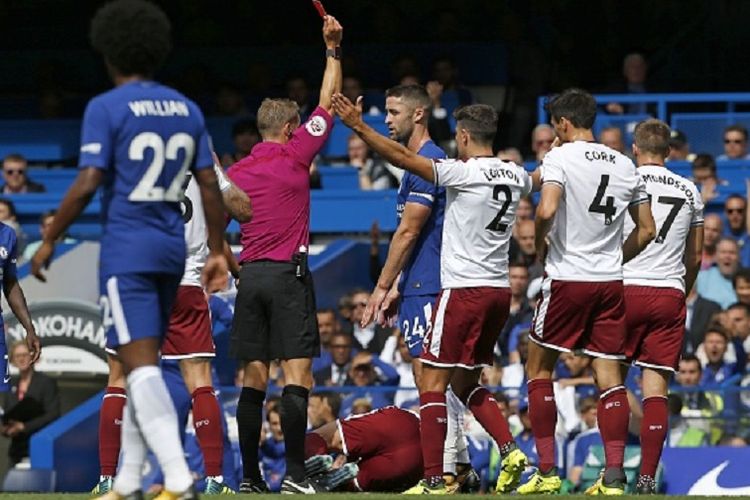 Kapten Chelsea, Gary Cahill, mendapat kartu merah pada pertandingan versus Burnley di Stamford Bridge, Sabtu (12/8/2017). 