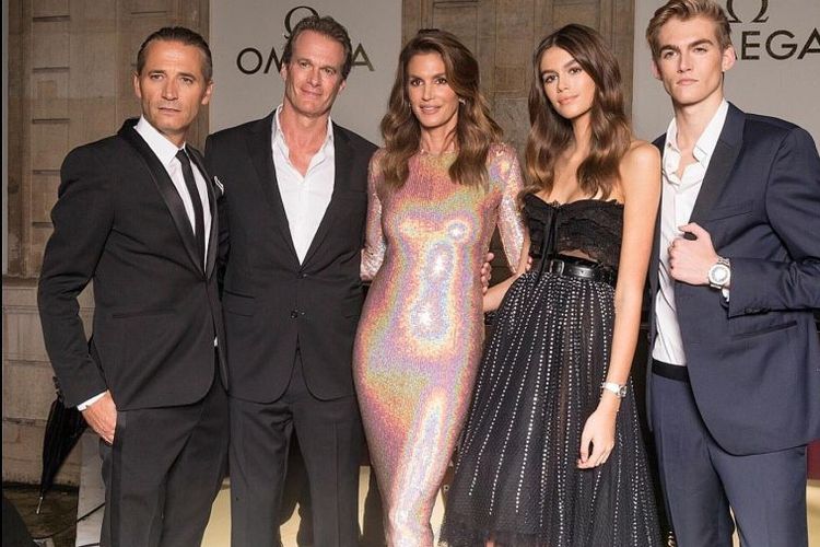 Cindy Crawford (tengah), berpose bersama Raynald Aeschlimann, president and CEO Omega (kiri),  Rande Gerber (suami), anak perempuan Kaia and anak laki-lakinya Presley.