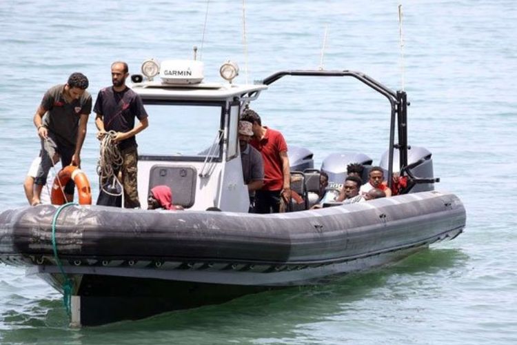 Kapal tim penjaga pantai membawa penumpang selamat dari kapal migran yang tenggelam di perairan Libya, Jumat (29/6/2018).