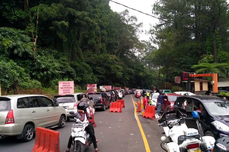 Ribuan pengendara terjebak hingga empat jam di jalur Puncak-Cianjur, Jawa Barat, hingga Sabtu (8/6) sore petugas belum dapat melakukan sistem satu arah karena kendaraan dari kedua arah masih sama-sama padat.