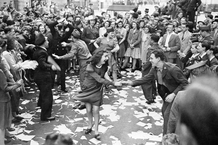 Masyarakat Inggris menari dan bernyanyi pada acara Victory in Europe Day atau Hari kemenangan Eropa 