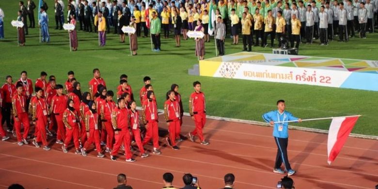 Mantan atlet bulutangkis nasional Luluk Hadiyanto, memimpin kontingen Indonesia dalam defile opening ceremony Thailand Sports School 2019 Khon Kaen Game, Selasa (30/07/2019). Bersama para atlet Merah-Putih, dengan langkah tegap melewati podium kehormatan, menjadi simbol keoptimisan kontingen Indonesia untuk berada di podium tertinggi ajang yang telah dihelat sejak 22 tahun lalu itu.