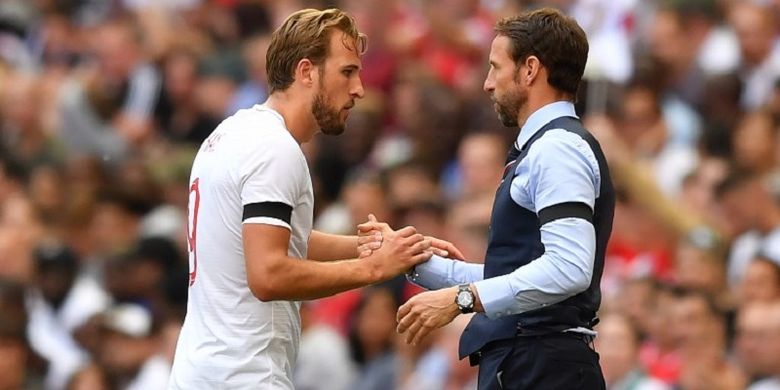 Pelatih timnas Inggris, Gareth Southgate (kanan), menarik Harry Kane pada laga uji coba kontra Nigeria di Stadion Wembley, 2 Juni 2018. 