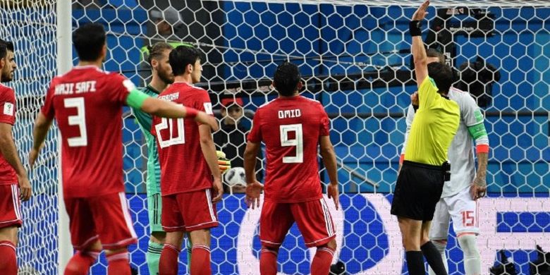 Wasit Andres Cunha menganulir gol Iran ke gawang Spanyol pada pertandingan Grup B Piala Dunia 2018 di Kazan Arena, 20 Juni 2018. 