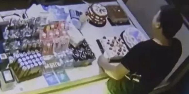 Dalam potongan video kamera CCTV, terlihat seorang pria memilih kue setelah membobol toko di Nanjing, China, Rabu (1/8/2018) pekan lalu.