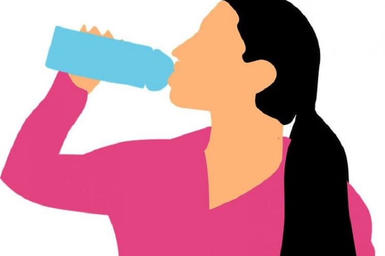 Ilustrasi Wanita Minum Air.