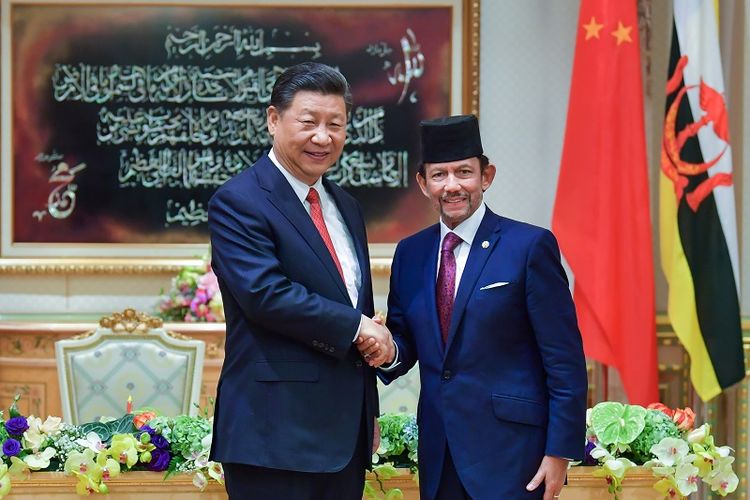 Dalam foto yang dirilis Departemen Informasi Brunei pada Senin (19/11/2018), terlihat Sultan Hassanal Bolkiah berjabat tangan dengan Presiden China President Xi Jinping usai seremoni penandatanganan sejumlah kerja sama kedua negara.