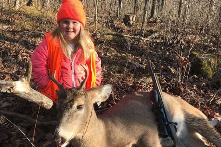 Lexie Harris (6) menjadi peburu legal termuda, setelah Gubernur Wisconsin, Scott Walker, menandatangani aturan baru yang meniadakan minimal usia untuk berburu pada 12 November 2017. (Daily Mail)