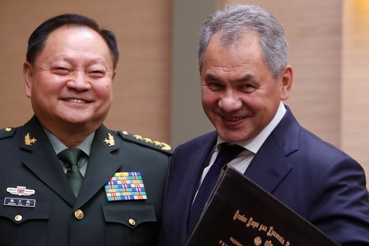 Menteri Pertahanan Rusia Sergei Shoigu (kanan) bertemu dengan Wakil Ketua Komisi Militer Pusat China Zhang Youxia di Moskwa, 7 Desember 2017.
