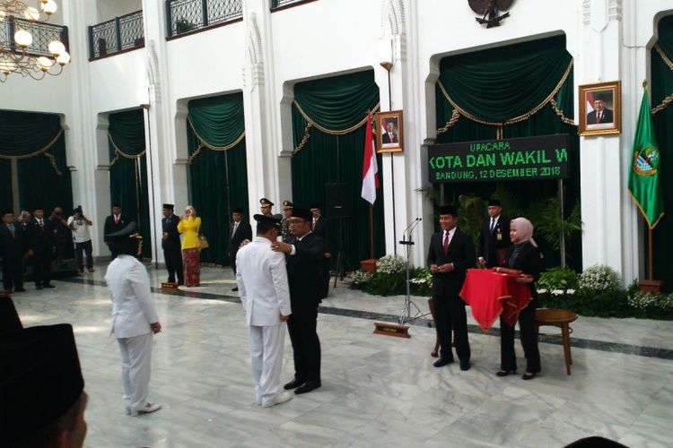 Gubernur Jawa Barat Ridwan Kamil melantik pasangan Nasrudin Azis - Eti Herawati sebagai Wali Kota dan Wakil Wali Kota Cirebon terpilih masa jabatan 2018-2023. Pelantikan dilakukan di Gedung Sate, Jalan Diponegoro, Kota Bandung, Rabu (12/12/2018).