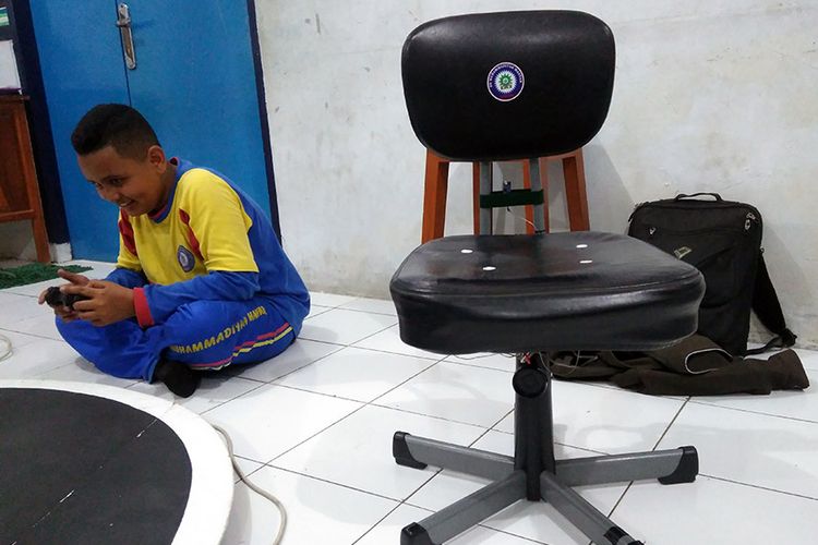 Karya Muhammad Rakha Ervinpermana Putra, kursiku sahabatku, yang berfungsi untuk mencegah efek buruk kelamaan duduk.