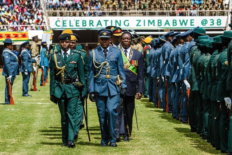 Presiden Zimbabwe Emmerson Mnangagwa saat melakukan inspeksi pasukan militer saat perayaan Hari Kemerdekaan Zimbabwe di Harare, 18 April 2018.