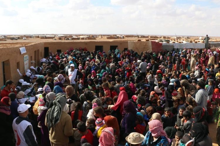 Pengungsi Suriah mengantre untuk mendapatkan vaksinasi di kamp al-Rukban, di perbatasan Yordania.