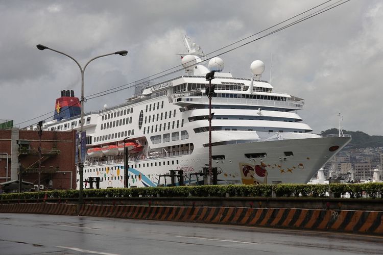 Kapal pesiar SuperStar Aquarius saat berlabuh di pelabuhan Keelung, Taiwan. Foto diambil pada Agustus 2011.