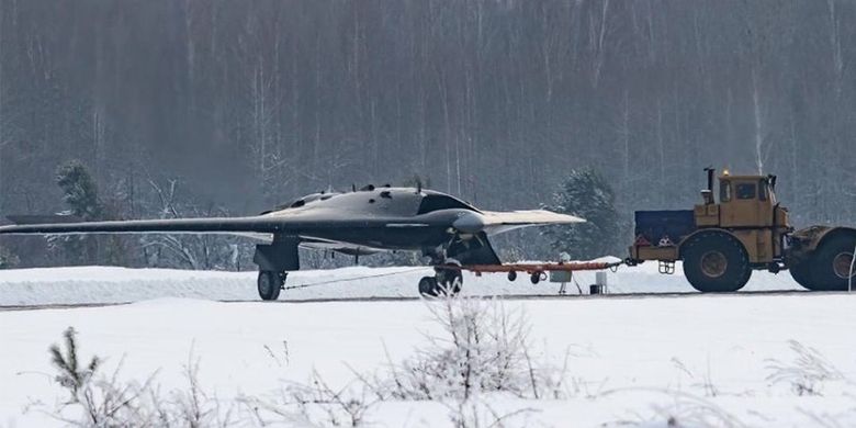 Foto yang beredar di dunia maya, menampilkan wujud drone tempur siluman Rusia yang diyakini sebagai Okhotnik-B di lintasan di Siberia.