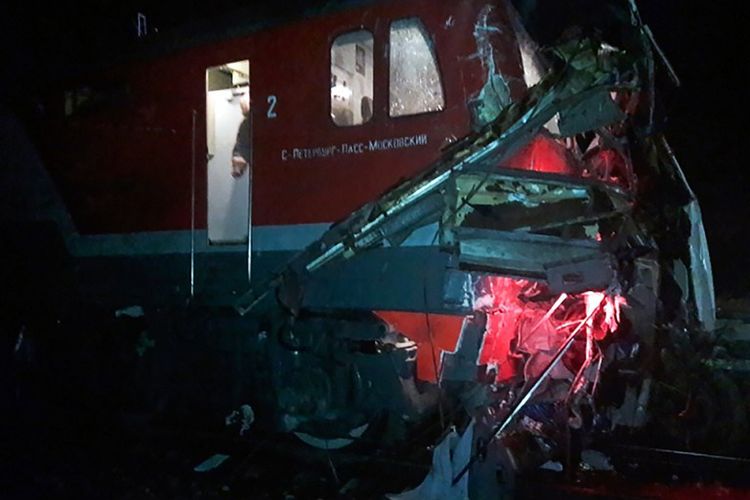 Sebuah gambar yang dikeluarkan oleh Kementerian Darurat Rusia menunjukkan sebuah lokomotif dan reruntuhan bus penumpang di lokasi tabrakan di dekat Kota Vladimir, sekitar 110 kilometer sebelah timur Moskwa.  