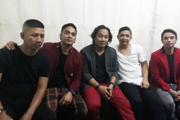 Pasha (vokal), Makki (bas), Enda (gitar), Onci (gitar), dan Rowman (drum) yang tergabung dalam grup band Ungu usai tampil di panggung Sweet 17 Trans Media di Lapangan Sunburst BSD City, Tangerang Selatan, Sabtu (15/12/2018).