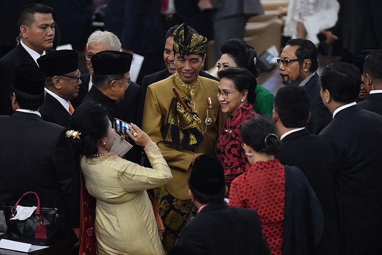 Presiden Joko Widodo (tengah) berfoto dengan sejumlah anggota DPR seusai Sidang Bersama DPD-DPR di Kompleks Parlemen, Senayan, Jakarta, Jumat (16/8/2019).