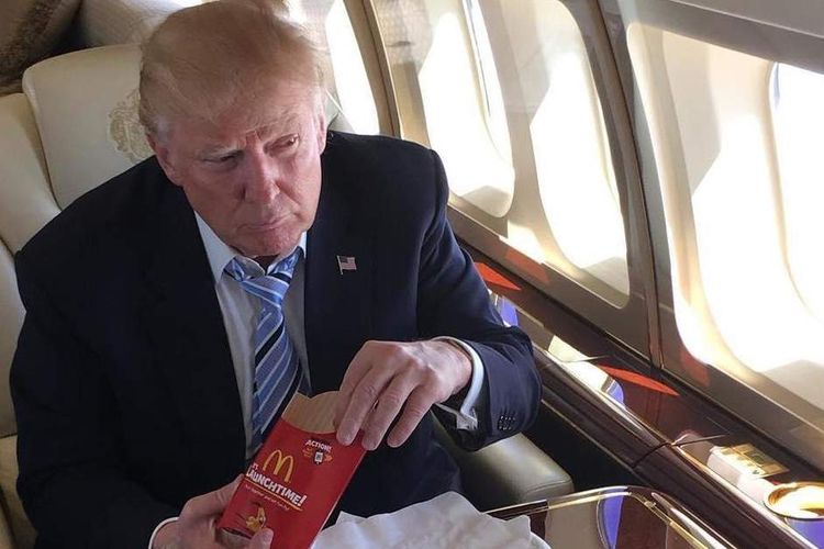 Donald Trump menyantap makanan dari McDonalds. 