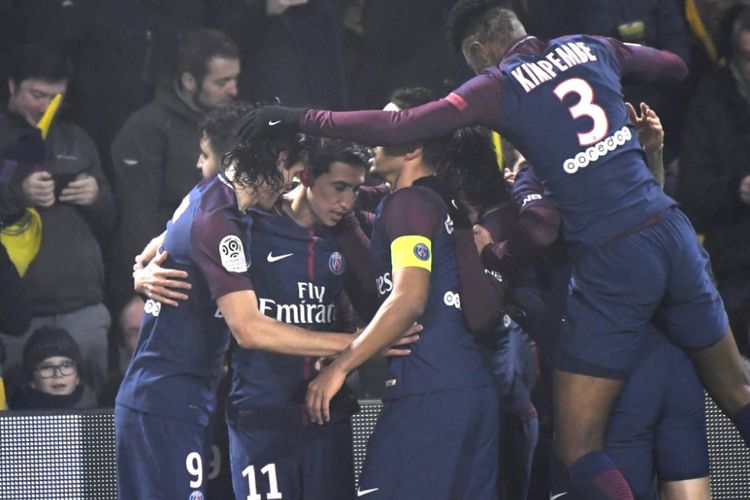 Para pemain Paris Saint-Germain merayakan gol Angel Di Maria (dua dari kiri) ke gawang Nantes dalam laga Liga Prancis di Nantes, 14 Januari 2018.