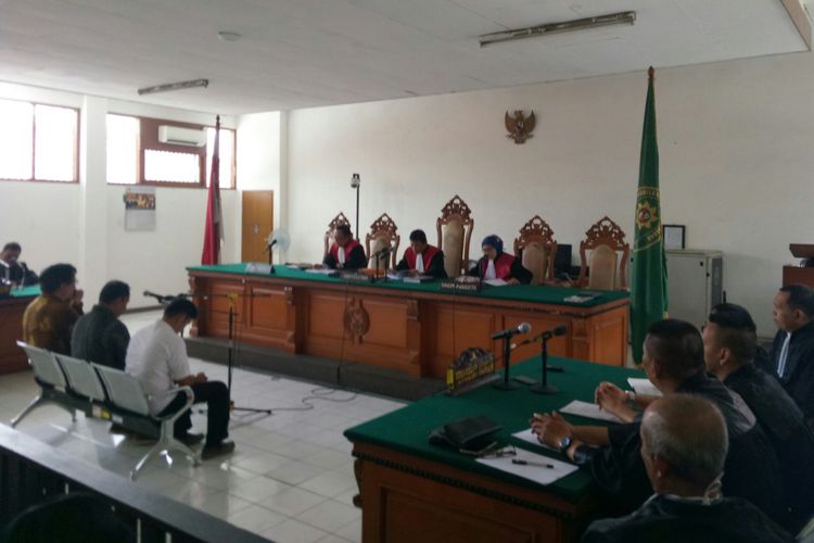 Majelis Hakim menolak eksepsi yang diajukan penasehat hukum Billy Sindoro, Henry Jasmen, Taryudi, dalam sidang perkara suap perizinan proyek Meikarta dengan agenda putusan sela yang digelar di Pengadilan Negeri Tipikor Bandung, Kota Bandung, Rabu (9/1/2018).