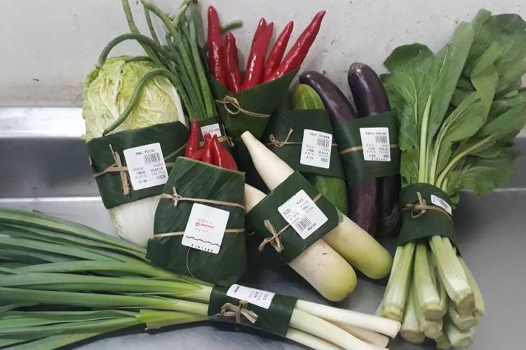 Bintang Supermarket memberlakukan bungkus daun pisang untuk mengemas sayuran segar.