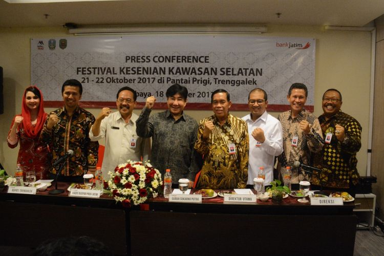 Guruh Soekarnoputra (kemeja abu-abu) bersama Bupati Trenggalek Emil Dardak (kedua dari kiri) beserta istri Arumi Bachsin (kerudung merah), juga beberapa pihak dari dinas Provinsi Jawa Timur saat jumpa pers Festival Kesenian Kawasan Selatan (FKKS) di Surabaya, Selasa (17/10/2017).
