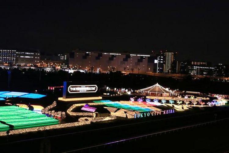 Pemandangan “Time Travel Zone”, iluminasi warna-warni yang menghiasi uchibaba (bagian dalam area pacuan yang berbentuk lingkaran), di dalam area pacuan yang diambil dari lantai 5 L-WING.
