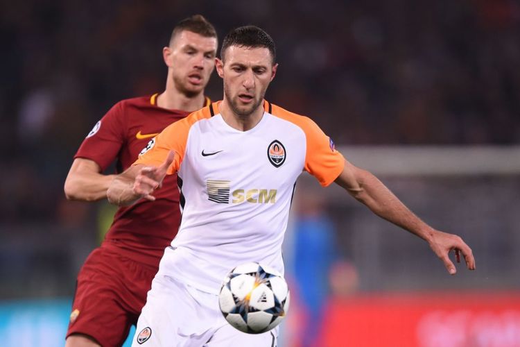 Edin Dzeko mencoba mengejar bola yang dikuasai Ivan Ordets pada pertandingan babak 16 besar Liga Champions antara AS Roma dan Shaktar Donetsk di Stadion Olimpico, Selasa (13/3/2018).