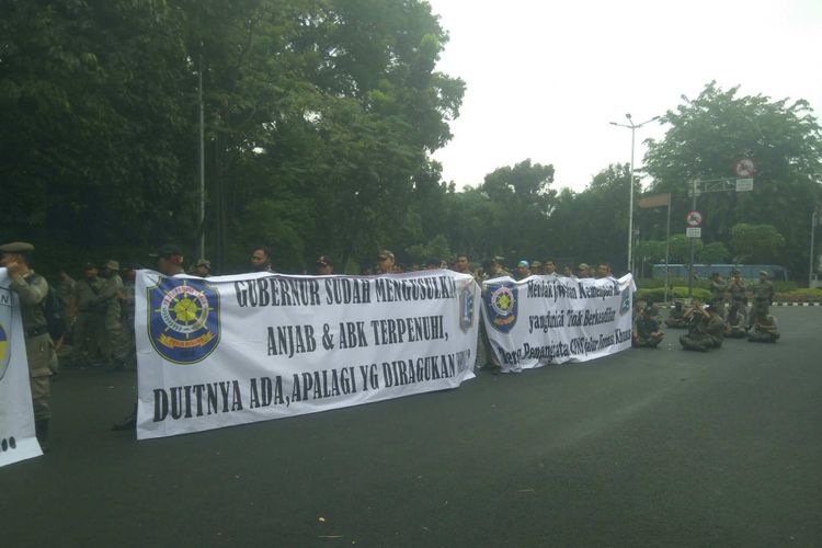 Aksi di Kementerian Pendayagunaan Aparatur Negara dan Reformasi Birokrasi (Kemenpan RB), Senayan, Jakarta Selatan, Senin (25/9/2017).