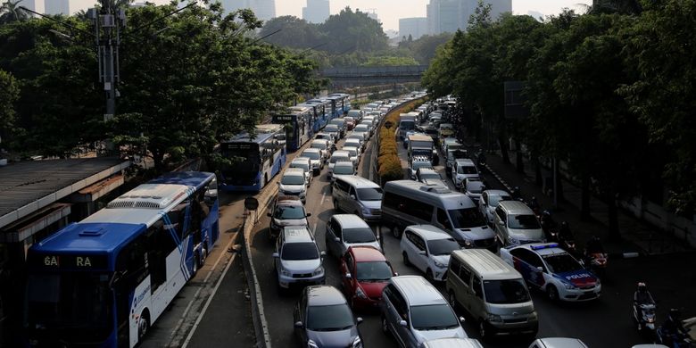 Sejumlah kendaraan terjebak kemacetan di jalan HR Rasuna Said, Kuningan, Jakarta Selatan, Selasa (25/7/2017). Direktorat Lalu Lintas Polda Metro Jaya memberlakukan rekayasa lalu lintas untuk mempercepat pengerjaan proyek pembangunan underpass Mampang-Kuningan.