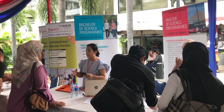 Berbagai stand universitas Belanda hadir dalam Holland Scholarship Day pada Sabtu, (20/01/2018) di Erasmus Huis, Kedutaan Besar Belanda.