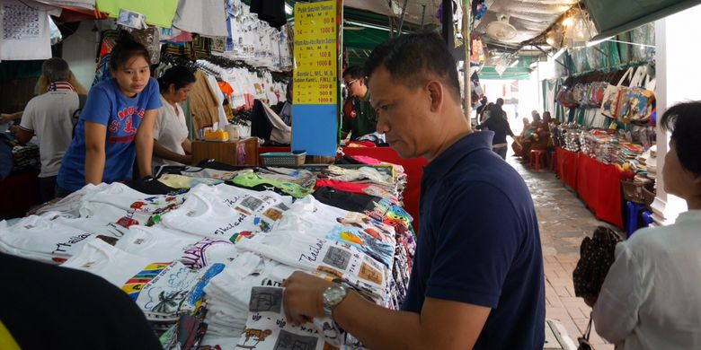 Peserta Cordela Vacation Trip to Thailand sempatkan berbelanja saat berada di Wat Arun Bangkok, Thailand, Minggu (4/2/2018). 