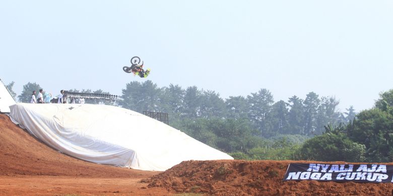 Agha Riansyah taklukan tantangan 5 Meter Quarter Pipe Ramp FMX di Sirkuit Powertrack, Bumi Serpong Damai, Tangerang, Banten, Selasa (15/5/2018). Agha melakukan itu untuk syuting TVC 76Rider