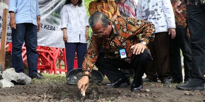 Rektor UNS Solo Ravik Karsidi melakukan peletakan batu pertama pembangunan Kelenteng Sinar Kebajikan Kongchu Bio di kompleks Kampus UNS Solo, Jawa Tengah, Kamis (24/1/2019).