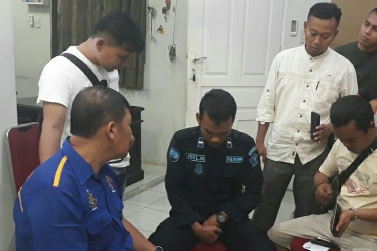 Petugas kepolisian Polsek Tenayan Raya mengamankan petugas Rutan Kelas II A Pekanbaru, Riau bernama Joel Francis Manurung, yang menyelundupkan sabu untuk narapidana, Sabtu (1/5/2019).  