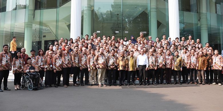 Jusuf Kalla saat menerima 52 ilmuwan diaspora, Senin (19/8/2019) di Kantor Wakil Presiden, Jalan Merdeka Utara, Jakarta, saat Pembukaan Rangkaian Simposium Cendekia Kelas Dunia (SCKD) 2019.