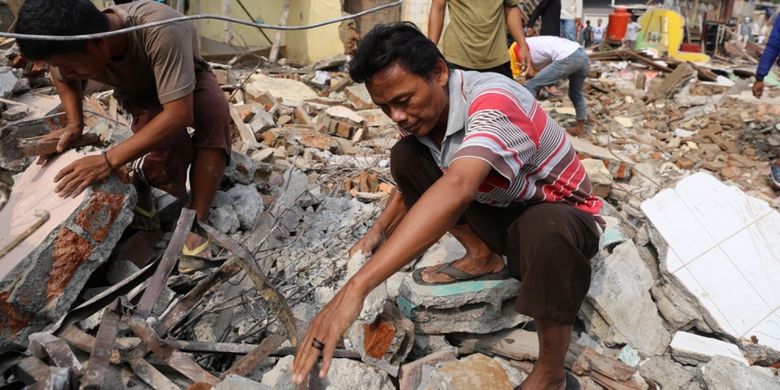 Warga membongkar rumahnya sendiri sebelum ditertibkan di area bantaran aliran Sungai Ciliwung di RW 01 Bukit Duri, Jakarta Selatan, Selasa (11/7/2017). Setelah bangunan diratakan dengan tanah, Balai Besar Sungai Ciliwung Cisadane (BBWSCC) akan memulai memasang sheet pile sebagai lanjutan proyek normalisasi Ciliwung.
