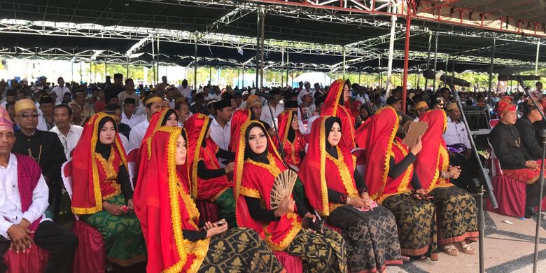 Para tamu undangan yang hadir dalam perayaan HUT ke-15 Kabupaten Sumbawa Barat, di Lapangan Kantor Pemerintah Daerah KSB, Taliwang, Nusa Tenggara Barat (NTB), Selasa (20/11/2018).