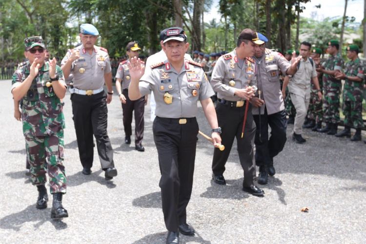 Kapolri Jenderal Pol Tito Karnavian saat mengunjungi Polda Papua untuk memberi pengarahan kepada personel Polri-TNI, Minggu (1/4/2018).