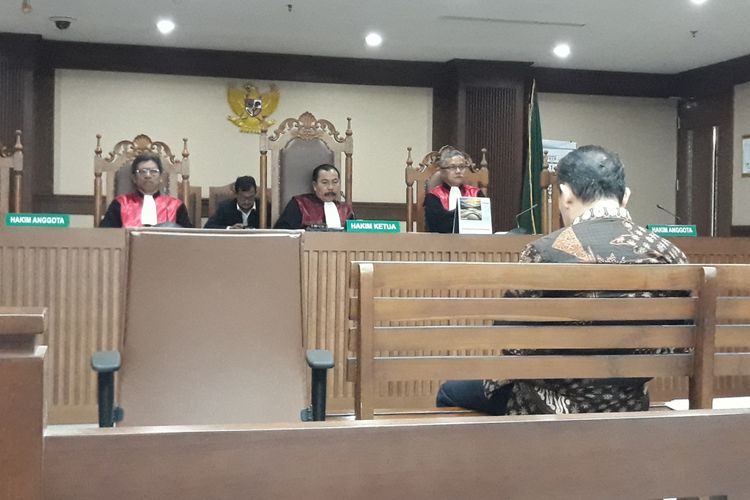 Bupati Halmahera Timur Rudy Erawan duduk di kursi terdakwa di Pengadilan Tipikor Jakarta, Rabu (5/9/2018).