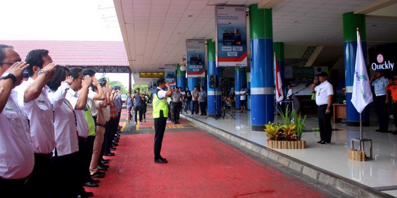Apel Penutupan Posko Terpadu Angkutan Natal 2017 dan Tahun Baru 2018 Bandara Sam Ratulangi Manado, Sulawesi Utara, Selasa (9/1/2018). 