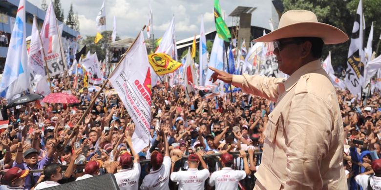 Calon presiden nomor urut 02 Prabowo Subianto saat berkampanye di GOR Satrio, Purwokerto, Jawa Tengah, Senin (1/4/2019).