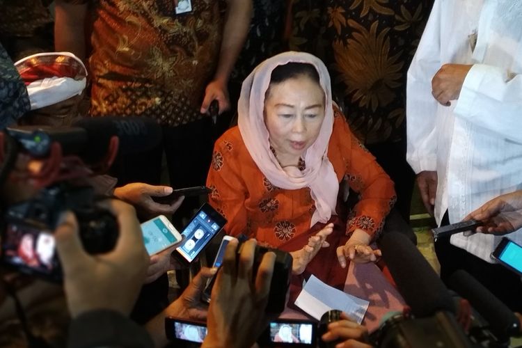 Istri mantan Presiden keempat Abdurrahman Wahid alias Gus Dur, Sinta Nuriyah Wahid di Pondok Pesantren (Ponpes) Al Muayyad Mengkuyudan Solo, Jawa Tengah, Minggu (19/5/2019).