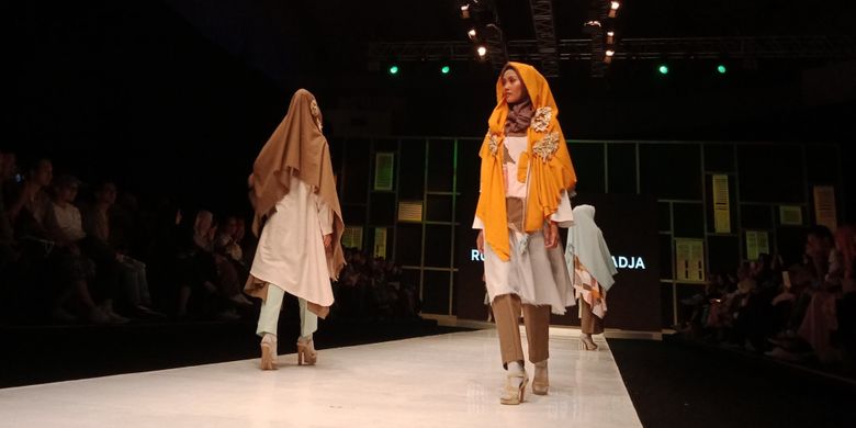 Salah satu koleksi calon desainer dari Islamic Fashion Institute (IFI) pada sesi peragaan busana di Muslim Fashion Festival (Muffest) 2018 di Jakarta Convention Center, Kamis (19/4/2018).