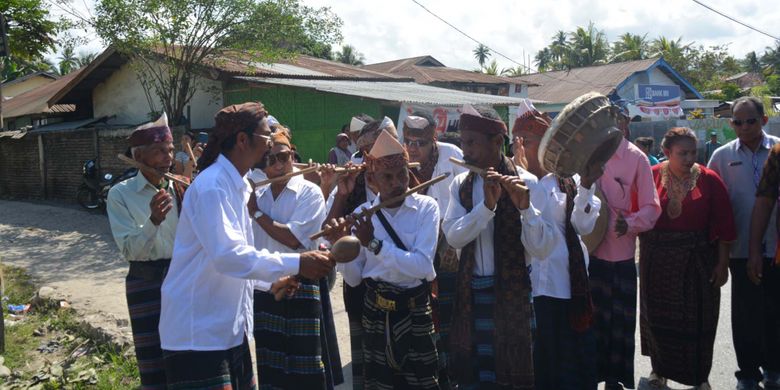 Pemain musik Heka Genda dari Kampung tradisional Teondua, Desa Ndorurea, Kecamatan Nangapanda, Kabupaten Ende, Flores, NTT, Kamis (13/9/2018) menyambut rombongan pendiri Taman Bacaan Pelangi, Nila Tanzil dan Pemda Ende saat meresmikan Taman Bacaan Pelangi yang ke-100 di SDK Nangapanda I. 