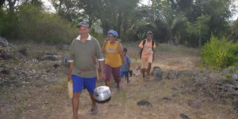 Warga Suku Saghe sedang menuju ke Mbaru Gendang atau Rumah adat Saghe untuk melaksanakan ritual ghan woja, Desa Ranakolong, Kecamatan Kota Komba, Kabupaten Manggarai Timur, Flores, NTT, Jumat (2/11/2018).