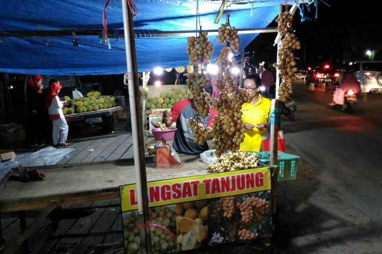 Pedagang buah langsat Tanjung di Kota Balikpapan, Kalimatan Timur, Jumat (2/3/2018). Buah lokal yang berasal dari Kabupaten Tabalong, Kalimantan Selatan, bisa dinikmati saat panen.